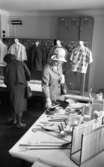 Risbergska skolan, föräldraafton, 15 A 26 maj 1965.

Föräldrar beundrar utställning av elevarbeten. Kläder samt trä- och metallarbeten.