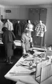 Risbergska skolan, föräldraafton, 15 A 26 maj 1965.

Föräldrar beundrar utställning av elevarbeten. Kläder samt trä- och metallarbeten.