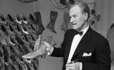 Orubricerad 12 april 1967
Skomodellör Stig Brundin ritar måttbeställda skor