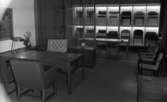 Klaesson 11 mars 1968

Uställningslokal med möbler från AB Klaesson möbelfabrik.
På bilden ser man bord, och olika modeller av stolar uppställda på hyllor.