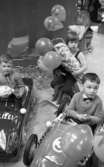 Krämaren 5 år 26 mars 1968

Krämaren firar 5 år som butik. Två pojkar sitter i trampbilar, och en flicka sitter på en gunghäst och en annan har en dockvagn.