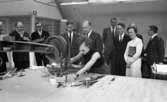 Konfektionsindustri 6 april 1968

På Saléns konfektionsindustri AB visar en anställd kvinna
hur man skär till för männen och kvinnan.