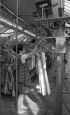 Konfektionsindustri 6 april 1968

På Saléns konfektion AB hänger en kvinna upp ett klädesplagg på en ställning.