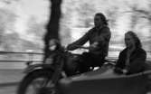Motorcyklar 30 april 1968

En man kör en motorcykel med sidovagn där en kvinna sitter och åker med.