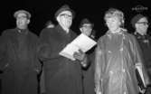 Stadsmästerskapet, Kuriren besök, Stadsplanering,
Mannekängande på Domus, Båtbyggare 21 mars 1968

En kvinna med hörlurar, och håller också en pärm står tillsammans med några män. Mannen närmast henne har några papper i handen.