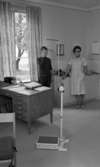 Barnavårdslokalen i Lillån 14 september 1966

En pojke gör synundersökning, och distriktsköterskan står bredvid.