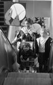 Barnvagnar 10 augusti 1966

En kvinna med två barn åker upp i rulltrappan på varuhuset Krämaren.