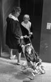 Barnvagnar 10 augusti 1966

En kvinna med två barn står vid en hiss på varuhuset Krämaren.