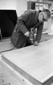 Bergmanteatern, Största fabriken 14 januari 1967

En man håller på med kulissarbete. Han använder i en borr.