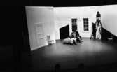 Bergmanteater, Största fabriken 14 januari 1967

Tre män sitter på en säng, och en kvinna sitter på en stege på scenen till teatern.