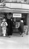 Jättelång clown 15 maj 1965

Clown möter kvinna i affärsentré.