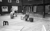 Wadköping reportage  5 juni 1965.

Tre skådespelare i aktion. Klädda i 1700-talskläder.