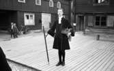 Wadköping reportage  5 juni 1965.

En skådespelare i aktion. Klädd i 1700-talskläder.