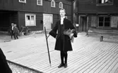 Wadköping reportage  5 juni 1965.

En skådespelare i aktion. Klädd i 1700-talskläder.