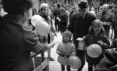 Flykting 67 17 november 1967

Två flickor får glasspinnar av en kvinna. Bakom dem står en man i rock och hatt.
