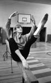 Gymnastik, 7 november 1966

Gymnast Ingrid Hansson gör rörelser på en bom. Hon har en tröja och gymnastikbyxor på sig.  På väggen sitter det en basketkorg.