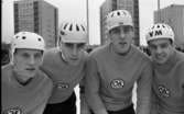 Bandy ÖSK-Edsbyn (ÖSK nya målvakt), Raganelli
7 november 1966

Fyra bandyspelare står på isen, och har tröja med ösk märke på. Bakom dem ser man höga hyreshus.