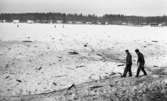 Gyttorp 1 23 februari 1967

Två män i uniformer går på isen. Från explosionen ligger det rester på marken.