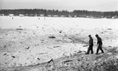 Gyttorp 1 23 februari 1967

Två män i uniformer går på isen. Från explosionen ligger det rester på marken.