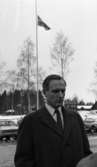 Gyttorp 2 23 februari 1967

Fackordförande Tore Larsson klädd i rock, vit skjorta och slips. Bakom honom ser man att de flaggar på halv stång.