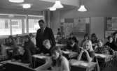Gyttorp onsdagens olycka omöjlig om tre år 24 februari 1967.

I en skolsal ser man en lärare med sina elever.