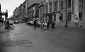 Gående, första felgångarn 7 februari 1967

Vid övergångsstället med trafikljus går två män och en kvinna över. På bilden syns skylten till Stora Hotellet, och snett emot Göteborgs Bank.