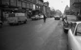 Gående, första felgångarn 7 februari 1967

På Drottninggatan ser man bilar stå parkerade och en bil kör. På bilden ser man biografen Saga och skylten till Handelsbanken.