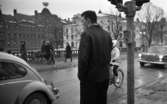 Gående, första felgångarn 7 februari 1967

På Storbron står en man vid trafikljuset. På bilden ser man en kvinna cykla, och två bilar. Man ser också Gamla teatern och Nerikes Allehanda.
