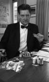 Knark 4 april 1967

En man i svart kostym, vit skjorta och svart fluga sitter vid ett skrivbord och håller upp en ask preludin. Det ligger andra narkotiska preparat i burkar, askar och påsar på bordet som han sitter vid. En stadskarta hänger på väggen i bakgrunden.
















 













































































































































































 
































                                                                                                                                                                                                                                                                                                                                                                                                                                                                                                                                                                                                                                                                                                                                                                                                                                                                                                           























































































































                                                





















































































































































 
































                                                                                                                                                                                                                                                                                                                                                                                                                                                                                                                                                                                                                                                                                                                                                                                                                                                                                                           























































































































                                                


































































   










































 













































































































































































































 
































                                                                                                                                                                                                                                                                                                                                                                                                                                                                                                                                                                                                                                                                                                                                                                                                                                                                                                           
