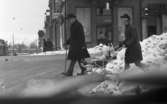 Den första snön 5 nov 1968

Man o kvinna med barnvagn går över gata med snövallar.