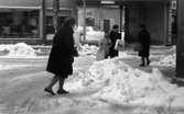 Den första snön 5 nov 1968

Gående kvinna har svårt att passera plogad gata i Örebro.