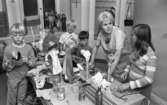 Dockteater. 24 september 1968

Barn tillsammans med kvinnlig lärare tillverkar dockor till dockteater.