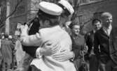 Nu tar vi studenten 6 maj 1965

Studenter pussas.