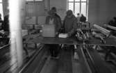 Auktionskammaren, 6 maj 1965

Män tittar på skrivmaskin på auktion.