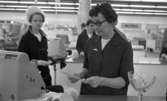 Domus-chefen, 7 maj 1965

En kvinnling säljare