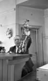 Auktion, 7 maj 1965

En man säljer saxofon på auktion