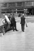 Orubricerat 11 maj 1965

Man i arbetskläder på Våghustorget.
