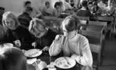 Bespisning Gumaeliusskolan, 19 november 1965

Elever äter lunch.