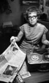 Blindtidningen 23 december 1965

Kvinna läser in nyheter på en bandspelare