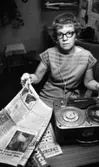 Blindtidningen 23 december 1965

Kvinna läser in nyheter på en bandspelare