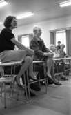 Folkhögskola, Omskolningskola  8 oktober 1965

Skrattande kvinnor i skolan