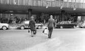 Orubricerat  8 oktober 1965

Tvärs över gatan med bagage