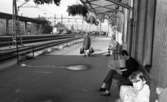 Orubricerat  8 oktober 1965

Kvinna med väskor på tågstationen.