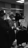 Reakarusellen, 28 december 1965

Kvinnor köper kläder