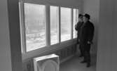 Byggnummer Vivalla 20 mars 1968.

Ingenjör Rolf Malmström och direktör Joel Danielsson inspekterar lägenhet under uppbyggnad.