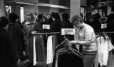 Reakarusellen, 28 december 1965

Kvinnor köper kläder