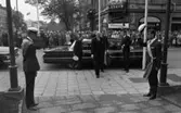 Kungen vid Nikolaikyrkan 5 juni 1965
Lindhska bokhandeln i bakgrunden.