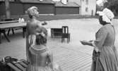 Wadköping reportage  5 juni 1965.

Tre skådespelare i aktion. Klädda i 1700-talskläder. En kvinna sittande på bänk i bakgrunden.