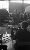 Åbyverkets invigning 12 maj 1965.

Dirigent leder orkestern under invigningen. Publik i bakgrunden.
