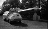 Örebro 700 1 juni 4 juni 1965.

Flygplan. Utställning. Jaktflygplan J35D Draken. I förgrunden en FN- pansarvagn.
